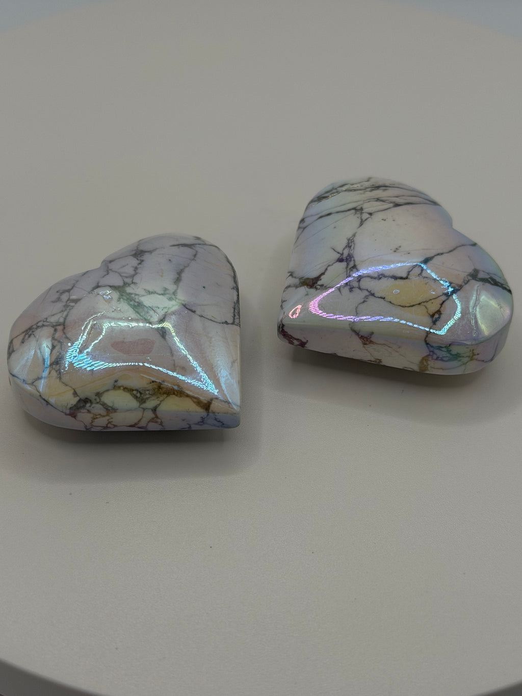 Aura‑Coated Howlite Heart – Iridescent Calming Crystal for Peace, Balance & Gentle Uplift