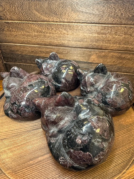 Garnet Cat Carving — Intuition • Protection • Strength